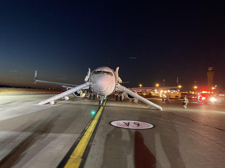 Смартфон Samsung загорелся на борту самолёта, двое пострадали