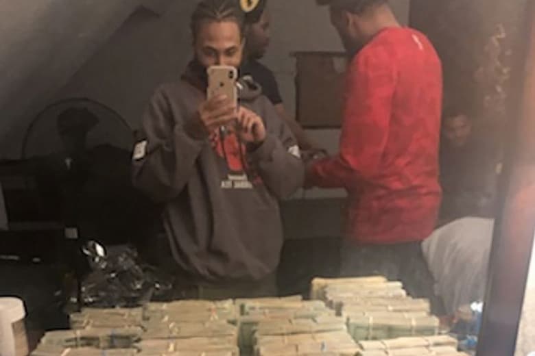 У наркоторговца украли полмиллиона долларов с помощью Apple Watch, грабители позировали на фоне стопок денег