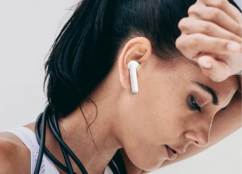 На Apple Airpods пришлось 40% продаж беспроводных наушников в России