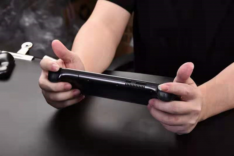 Модульная портативная приставка GPD-XP работает на основе нестандартной Android, но получит сервисы Google