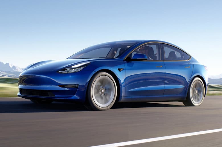 Что выгоднее, электромобиль или авто на бензине? Tesla сравнила стоимость владения Model 3, Toyota Camry и BMW 3 Series