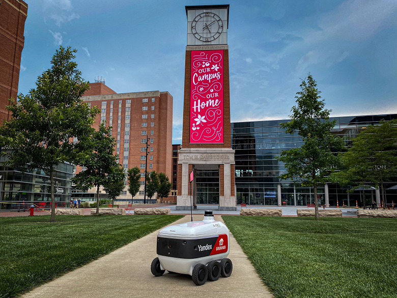 Роботы Яндекса начали кормить студентов в США
