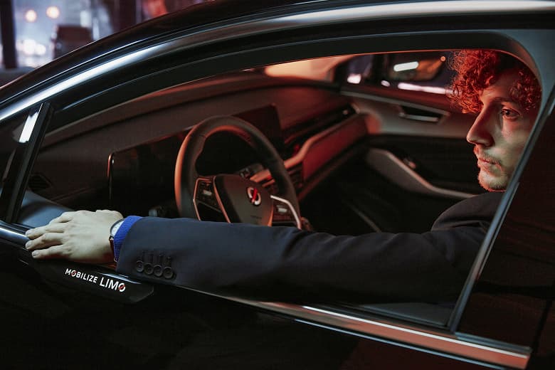 Renault представила электрический Mobilize Limo, который будет предлагаться по подписке