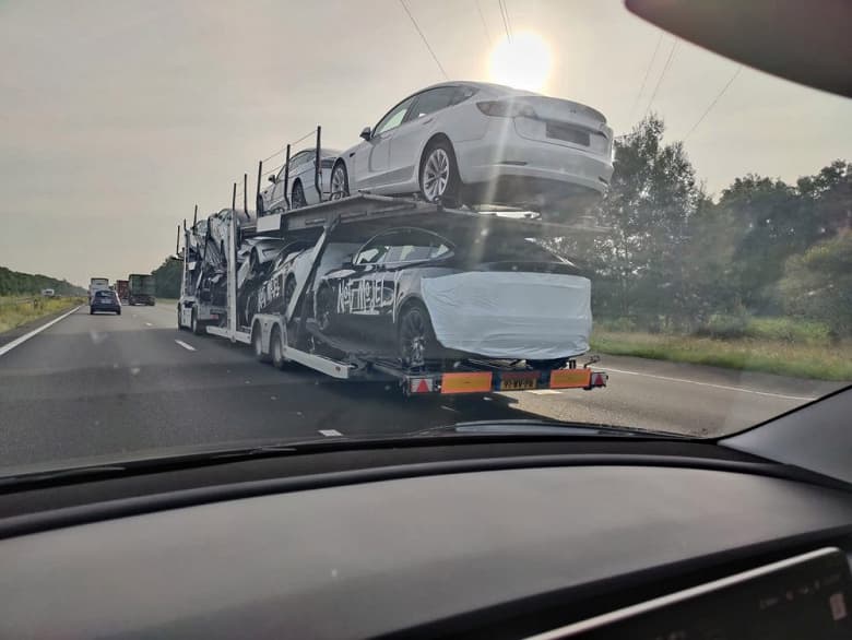 Удивительное рядом: Tesla привезла в Европу кроссоверы Not Model Y