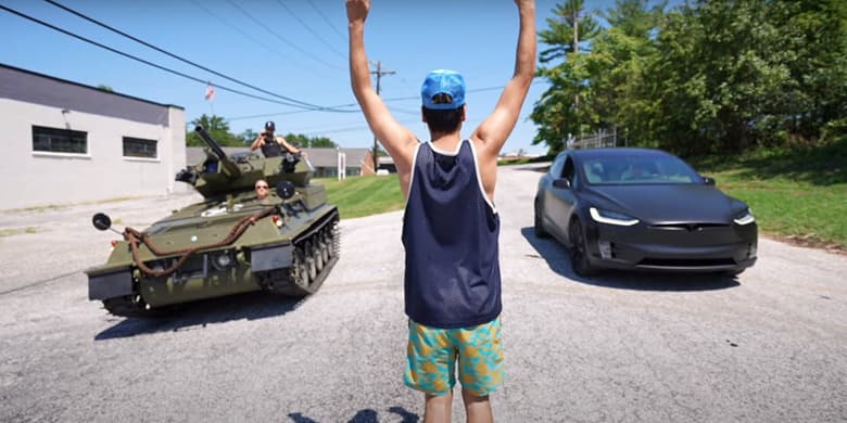 Tesla Model X против танка: самое неожиданное противостояние