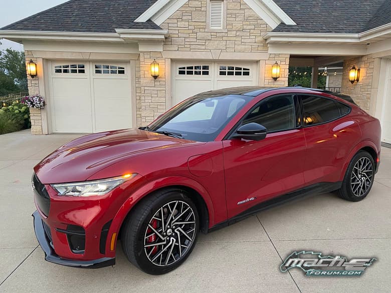 До 100 км/ч за 3,5 с: электромобили Ford Mustang Mach-E GT начали поставляться раньше обещанного