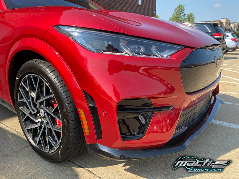 До 100 км/ч за 3,5 с: электромобили Ford Mustang Mach-E GT начали поставляться раньше обещанного