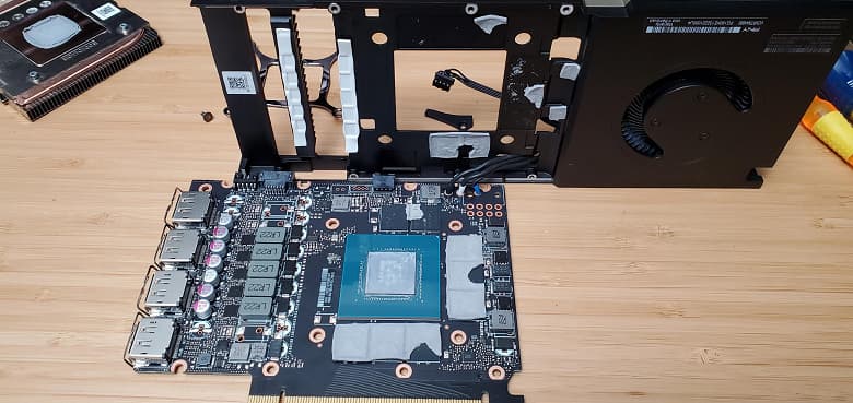 Редкий случай в мире видеокарт. Профессиональный адаптер Nvidia RTX A4000 разобрали и запечатлели процесс на фото
