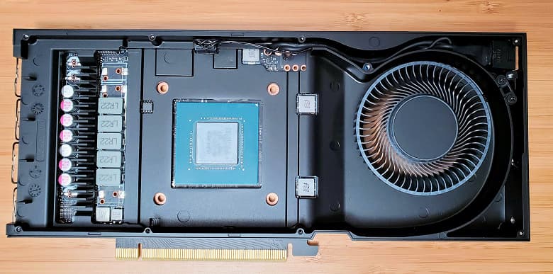 Редкий случай в мире видеокарт. Профессиональный адаптер Nvidia RTX A4000 разобрали и запечатлели процесс на фото