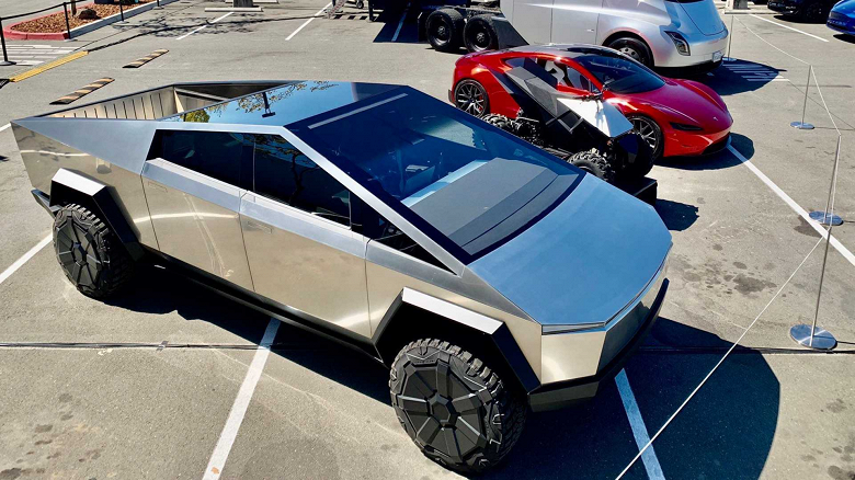 Илон Маск и инженеры Tesla только сейчас определились с дизайном и размерами Tesla Cybertruck — это могло стать причиной задержки автомобиля