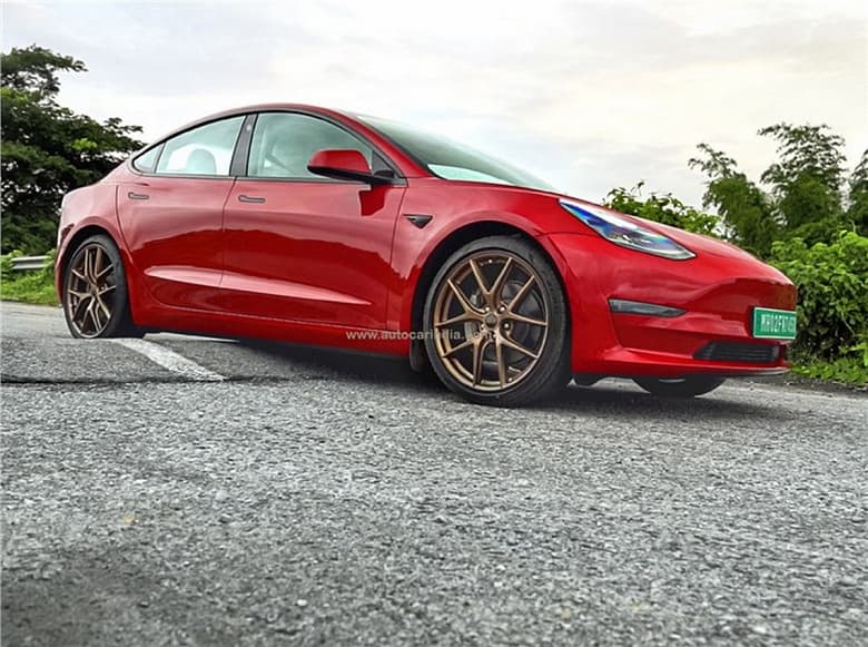 Tesla Model 3 не приспособлена к индийским дорогам из-за слишком маленького клиренса