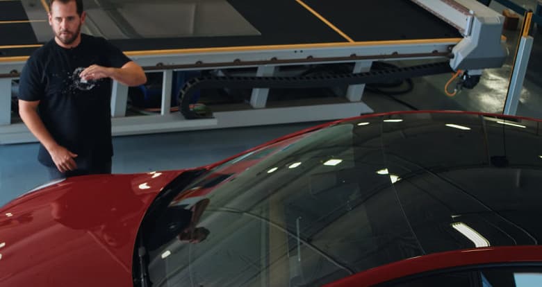 Tesla раскрыла один из своих секретов: представлено фирменное стекло Tesla Glass