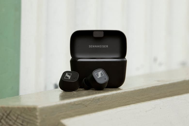 24 часа без подзарядки, активное шумоподавление, SBC, AAC, AptX и AptX Adaptive. Представлены наушники Sennheiser CX Plus