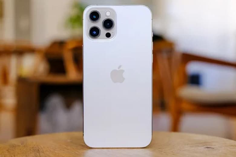 Врезанная фронтальная камера и 48-мегапиксельная основная. iPhone 14 получит экран как у нынешних Android-флагманов, но по разрешению камеры все равно уступит