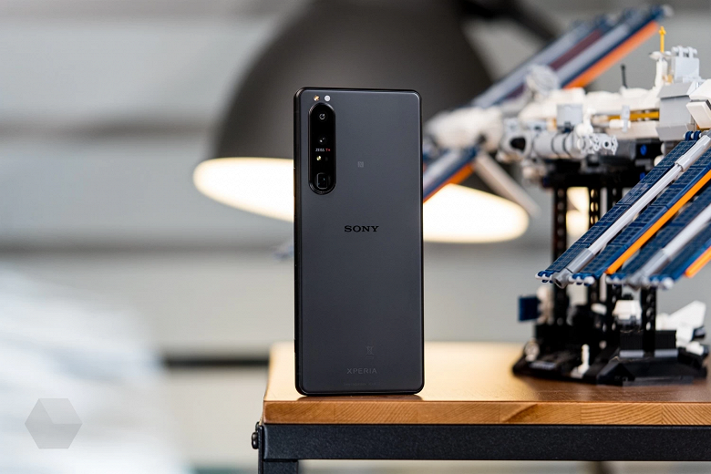 Топовый флагман Sony Xperia 1 III начал появляться за пределами США: подарочные наушники Sony WH-XM4 предлагают покупателям во Вьетнаме