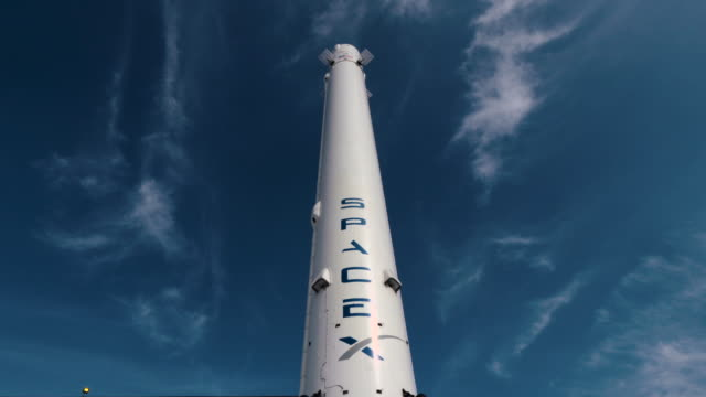 Илон Маск ставит космический туризм на поток. SpaceX сможет отправлять в космос до шести миссий с гражданскими на борту ежегодно