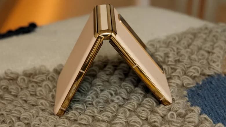 Два экрана AMOLED, Snapdragon 765G, камеры разрешением 44 и 48 Мп. TCL рассекретила свой смартфон-раскладушку, который никто не сможет купить