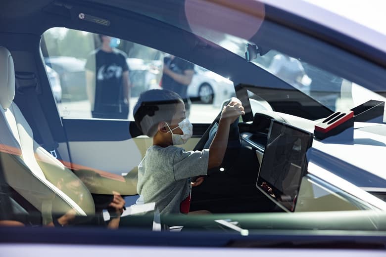 Tesla начала поставки модернизированного электромобиля Model X с «великолепным» интерьером 