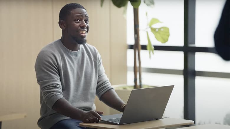 Intel сняла ролик о поклонниках Apple, которые ничего не знают о ноутбуках за пределами MacBook. Компания продолжает агитировать за ПК с Windows