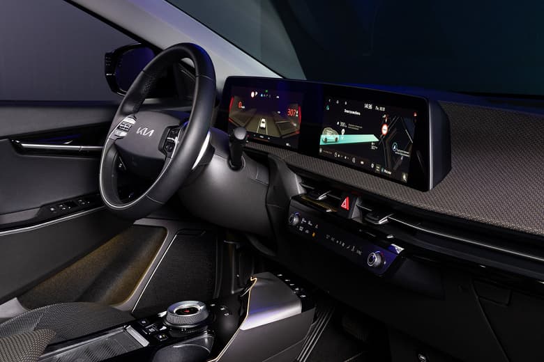 Запас хода 528 км и разгон «до сотни» за 5,2 с. Электрический кроссовер Kia EV6 скоро появится в России, официально