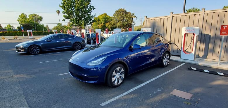 От Tesla Model 3 за 35 000 долларов не осталось и следа. Компания в очередной раз подняла цены на свои электромобили
