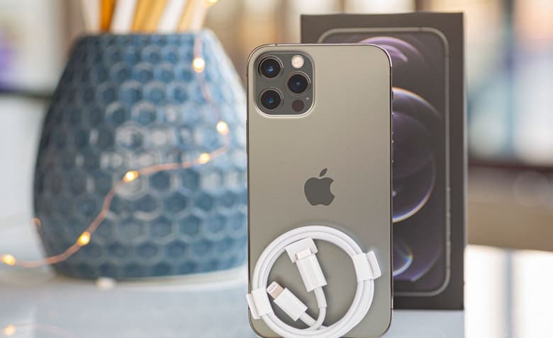 Вот что может произойти при использовании iPhone 13 с дешёвым неоригинальным кабелем. Телефон начал пищать и сильно нагреваться