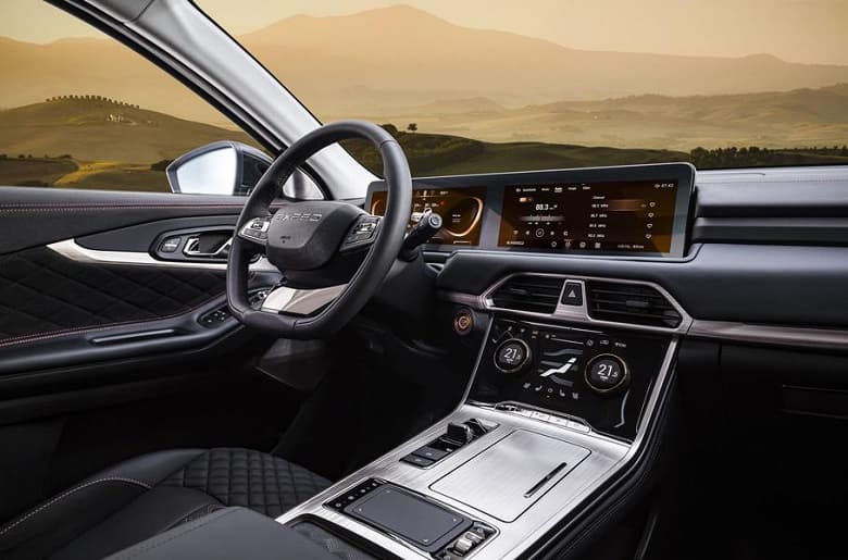 Два объединённых 12,3-дюймовых экрана и полный привод. В России стартовали продажи нового кроссовера Exeed TXL