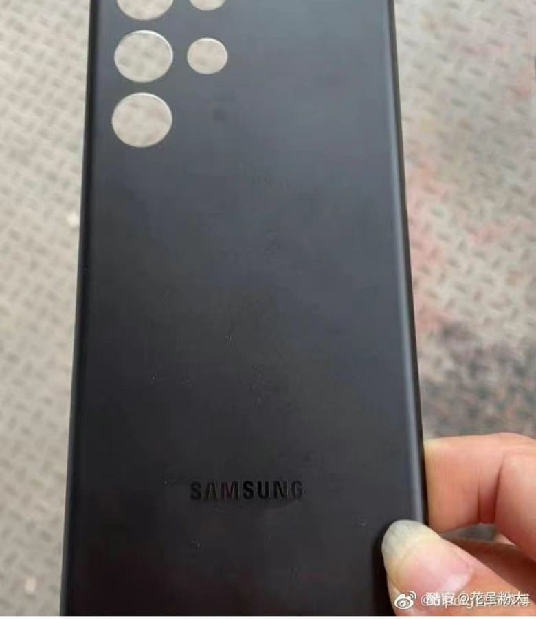 Задняя панель Samsung Galaxy S22 Ultra в руках пользователя. Фотографию уже прокомментировал известный инсайдер Ice Universe