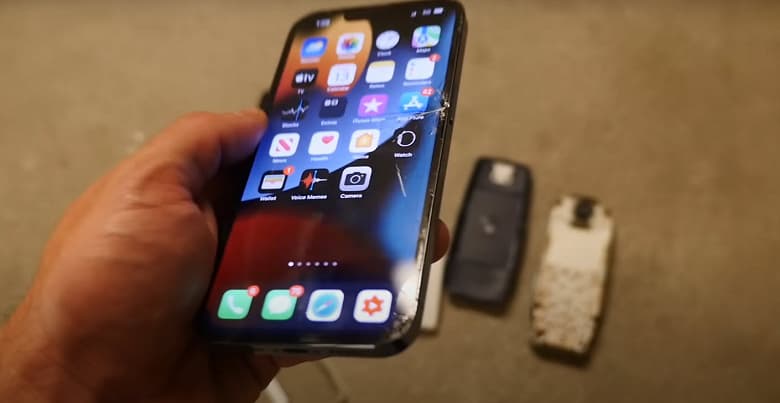 iPhone 13 Pro сравнили с Nokia 3310 на прочность. Результат оказался неожиданным