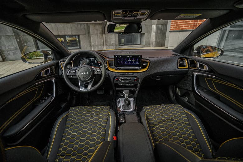 Новый двигатель, цветные экраны, комплекс систем помощи водителю. Городской городской купе-кроссовер Kia XCeed прибыл в Россию