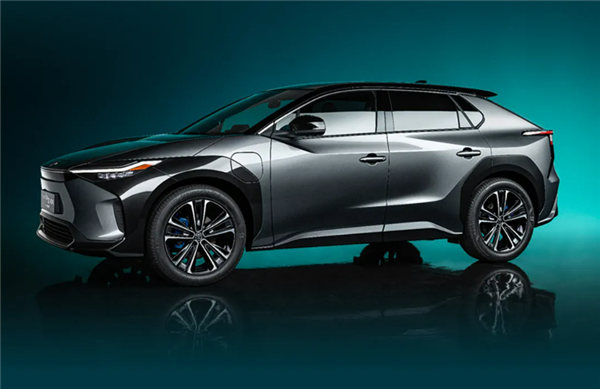 Мощность 218 л.с., запас хода 500 км и солнечная батарея на крыше. Рассекречен Toyota bZ4X – первый серийный электромобиль японской компании