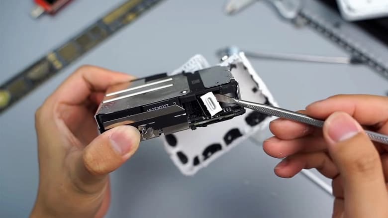 Новое 140-ваттное зарядное устройство Apple для MacBook Pro 16 невозможно разобрать, не сломав. Появилось видео с процессом разборки