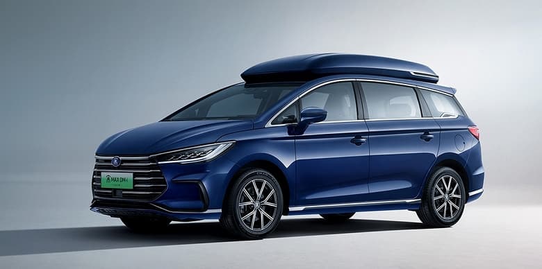 Первый в мире супергибридный минивэн Song MAX DM-i поступает в продажу: запас хода 1090 км и мобильная электростанция на 3,3 кВт Первый в мире супергибридный минивэн Song MAX DM-i поступает в продажу: запас хода 1090 км и мобильная электростанция на 3,3 кВт