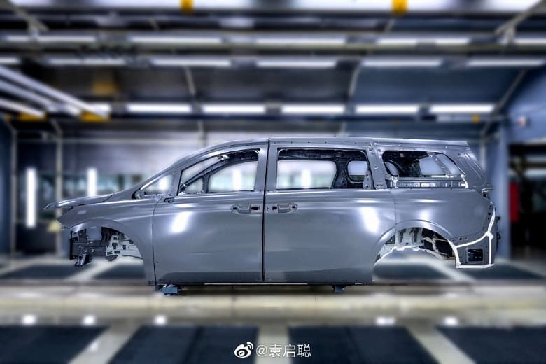 Огромные «ноздри» как у BMW, всплывающие экраны и адаптивная подвеска. Самый быстрый в мире минивэн Dongfeng Lantu Dreamer начал сходить с конвейера