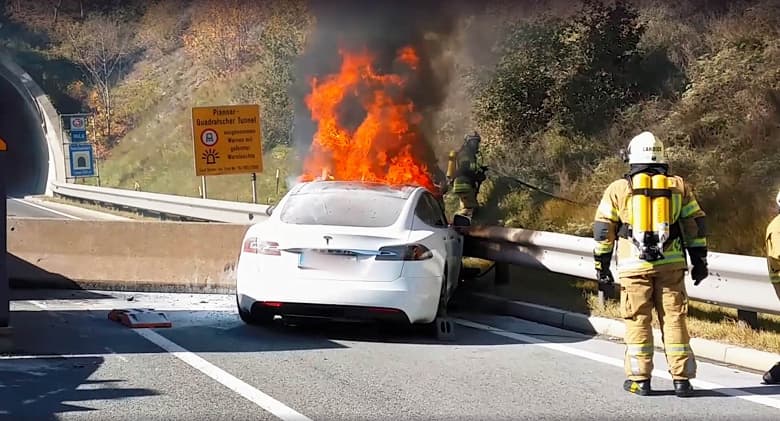 Гибриды и обычные машины с ДВС загораются во много раз чаще электромобилей: неожиданная статистика из США