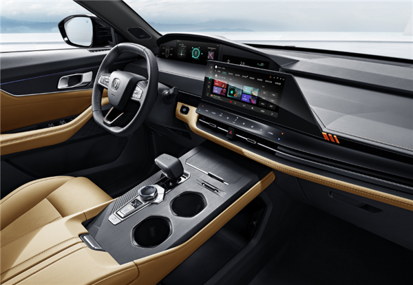 Запас хода 1100 км, расход 0,6 л на 100 км и 285 л.с. Он точно выйдет в России, а пока что гибрид Changan Uni-K поступает в продажа в Китае