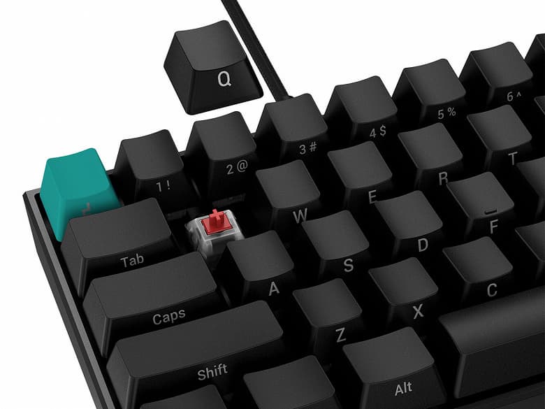 Надписи на колпачках механической клавиатуры DeepCool KG722 форма-фактора 65% находятся не сверху, а спереди