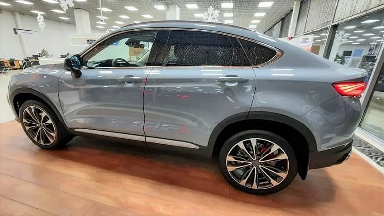 В России Geely Tugella получила важную «зимнюю» опцию и новый цвет