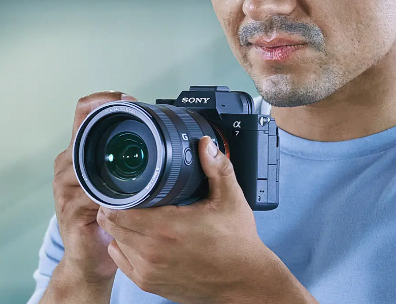 33 Мп и запись 10-битного видео 4К 60 к/с. Беззеркальную камеру Sony Alpha 7 IV теперь можно заказать в России