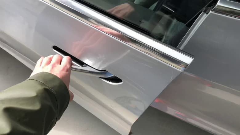 Tesla рекомендует зимой пользоваться WD-40: официальное видеоруководство