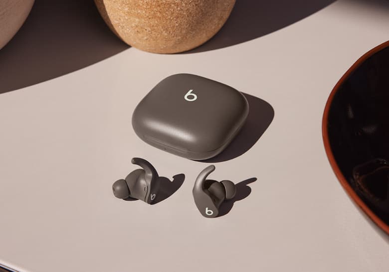 Спортивный аналог AirPods Pro. В России начались продажи наушников Beats Fit Pro