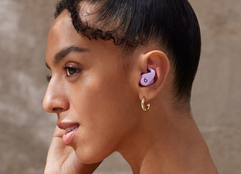 Спортивный аналог AirPods Pro. В России начались продажи наушников Beats Fit Pro