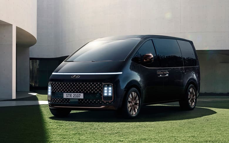 Футуристичный минивэн Hyundai Staria выходит в России: подробности о двигателях и версиях
