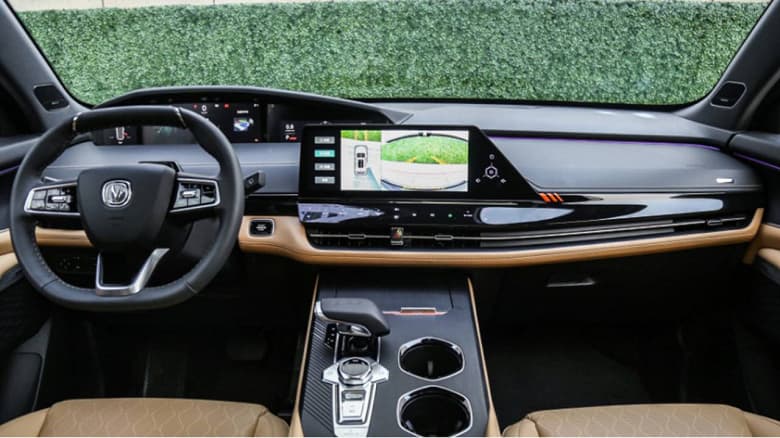 Запас хода 1100 км, расход 0,8 л на 100 км и 285 л.с., всего за 27,7 тыс. долларов. Названы цены гибридного кроссовера Changan Uni-K в Китае