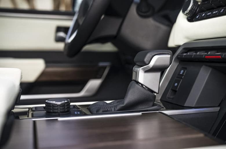 Представлена совершенно новая Toyota Sequoia. Огромный рамный внедорожник теперь будет только гибридом