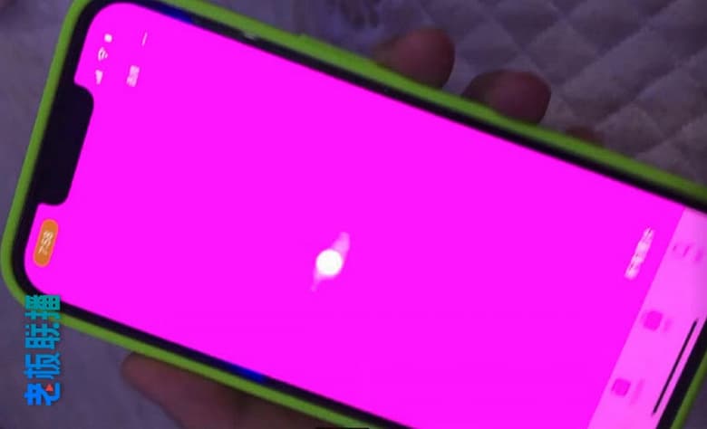 Большое количество владельцев iPhone 13 жалуются на розовый экран, подтормаживания и перезагрузки