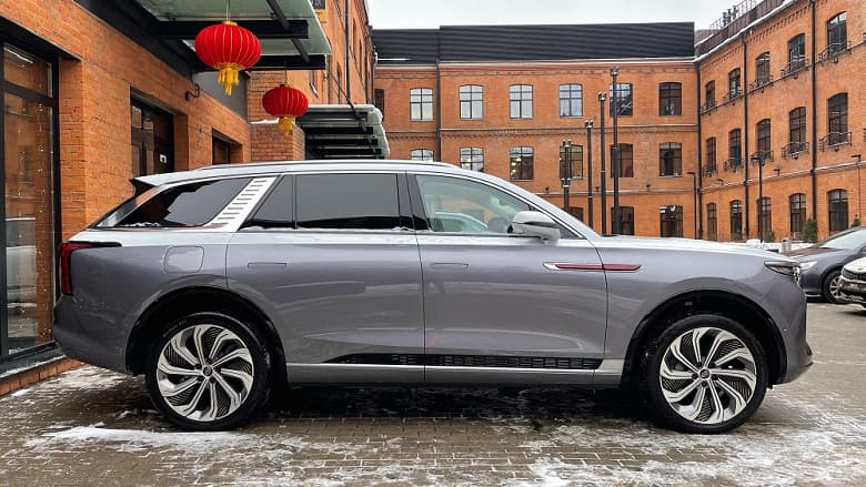 «Китаец» за 14 млн рублей: в России начались продажи электрического кроссовера Hongqi E-HS9