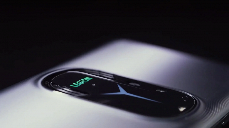 Samsung E4 AMOLED 144 Гц, два USB-C разъёма, RGB-подсветка, активное охлаждение и камера над экраном. Живые фото и видео Lenovo Legion Y90