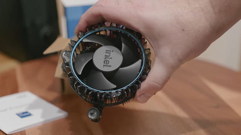 Всё-таки коробочный кулер Core i5-12400 плохо справляется со своей задачей. Под нагрузкой CPU разогревается свыше 80 градусов