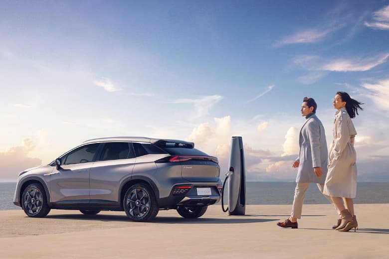 734 л.с., полный привод, более 1000 км без подзарядки и разгон от 0 до 100 км/ч за 2,9 с. Кроссовер GAC Aion LX Plus наконец поступил в продажу в Китае